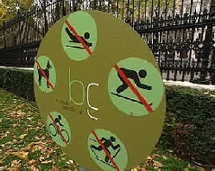 Verbotstafel im Burggarten
