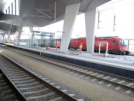 Zug fährt durch die Baustelle des neuen Wiener Hauptbahnhofs