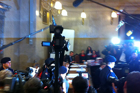Journalisten vor Beginn des Prozesses um die Kellerleichen in Meidling im Landesgericht Wien