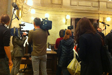 Kamerateams im Großen Schwurgerichtssaal des Landesgerichts Wien vor Beginn des Prozesses um die Kellerleichen in Meidling