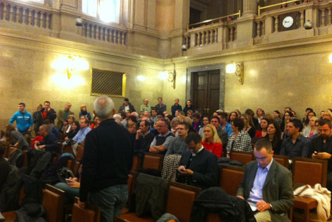 Besucher des Prozesses um die Kellerleichen in Meidling im Großen Schwurgerichtssaal im Landesgericht Wien