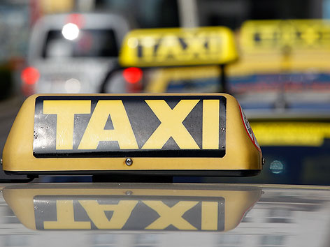 Schild "Taxi" auf einem Taxifahrzeug