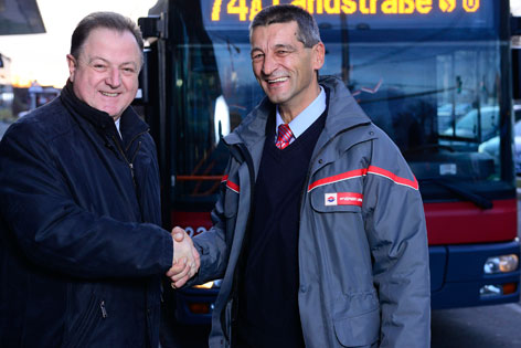 Geschäftsführer Eduard Winter und der Busfahrer