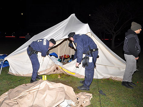 Polizisten bei einem Zelt bei der Räumung des Asylwerber-Camps vor der Votivkirche