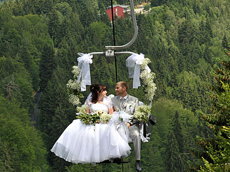 Hochzeitspaar in einer Gondel