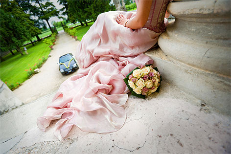 Eine Braut sitzt auf einer Treppe