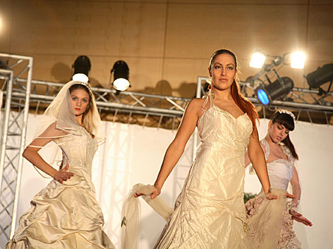 Eine Modenschau mit Brautmode