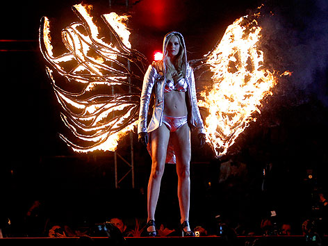 Stuntfrau Miriam Höller mit brennenden Flügeln während des Life Ball 2012