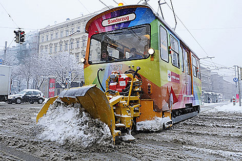 Sonderzug der Wiener Linien räumt am Donnerstag Schnee weg