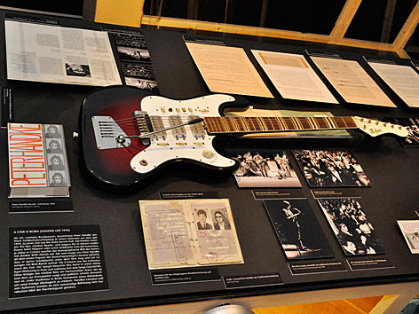 Peter Handkes E-Gitarre in der Ausstellung im Theatermuseum