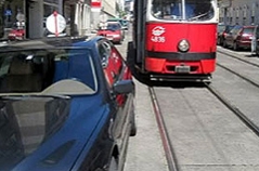 Geparktes Auto behindert Weiterfahrt einer Straßenbahn
