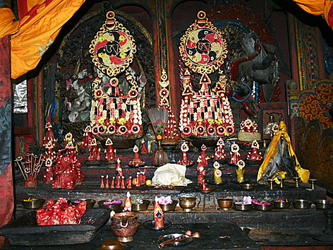 Altar aus Teigplastiken in Tibet
