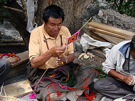Herstellung von Fadenkreuzen in Tibet