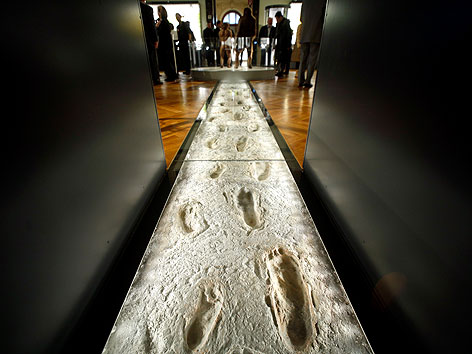 Abdrücke von Fußspuren eines Humanoiden in der Ausstellung "Mensch(en) werden" im neuen Anthropologie-Saal im Naturhistorischen Museum