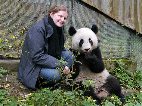 Panda-Pflegerin Renate Haider mit Fu Hu im Tiergarten Schönbrunn
