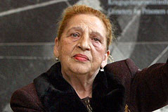 Ceija Stojka im Jahr 2003 bei der Eröffnung einer Ausstellung in Auschwitz