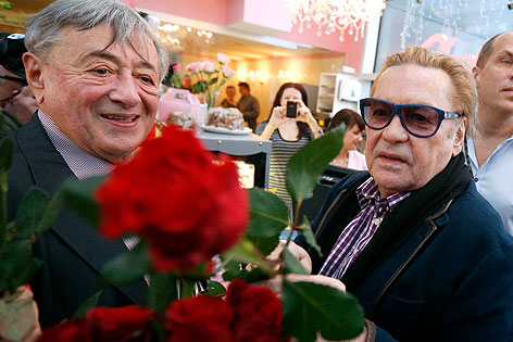 Helmut Berger und Richard Lugner beim Rosenverteilen