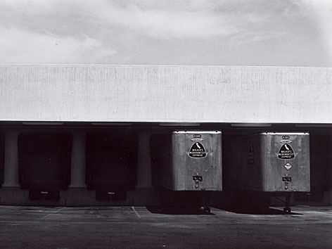 Ansicht einer Laderampe mit zwei Lkws. Foto von Lewis Baltz