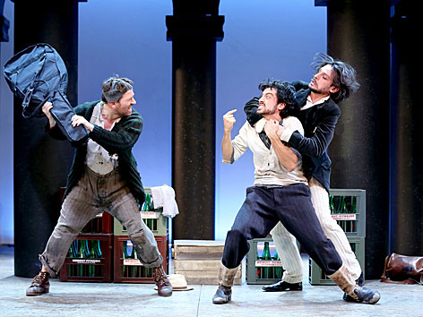 Szene aus dem Musical "Die Zähmung des Widerspenstigen": Zwei Männer streiten sich auf der Bühne