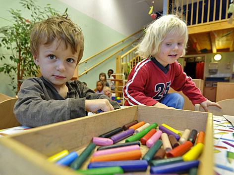 Zwei Kinder spielen im Kindergarten