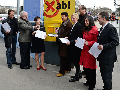 Mitglieder der Wiener Stadtregierung bei Stimmabgabe zur Volksbefragung