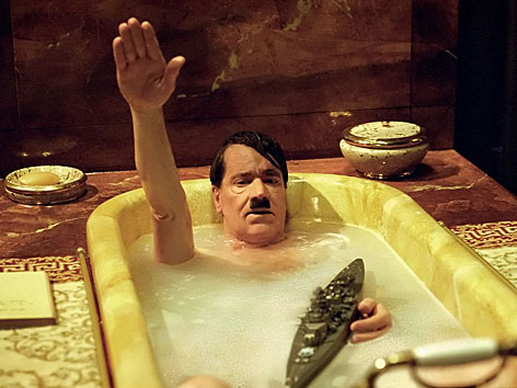 Helge Schneider als Adolf Hitler in der Badewanne im Dany Levy-Film „Der Fuehrer“