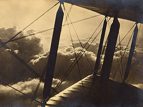 Blick aus einem Doppdeldecker über den Wolken, um 1920