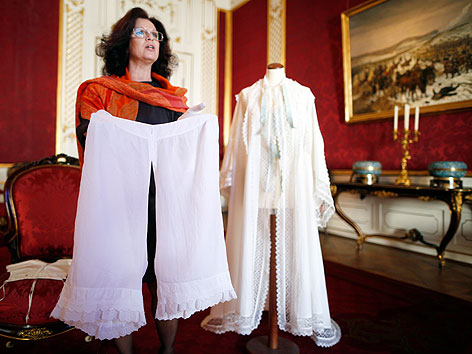 Kuratorin Olivia Lichtscheidl zeigt im Sisi-Museum Unterwäsche der Kaiserin