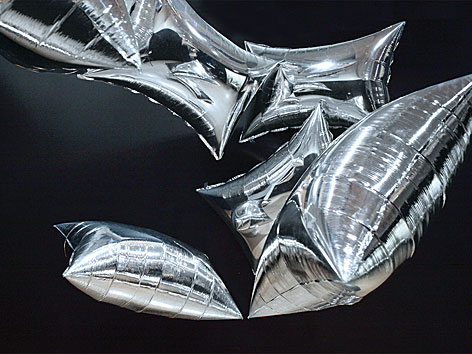 Mit Helium gefüllte, silberne Luftkissen "Silver Clouds", von Andy Warhol
