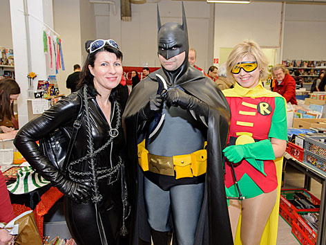 Drei als Catwoman, Batman und Robin verkleidete Comicmessenbesucher