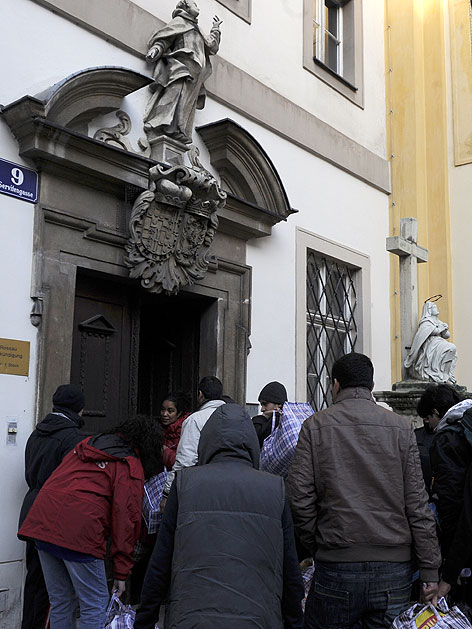 Flüchtlinge aus der Votivkirche übersiedeln in das Servitenkloster in Wien-Alsergrund