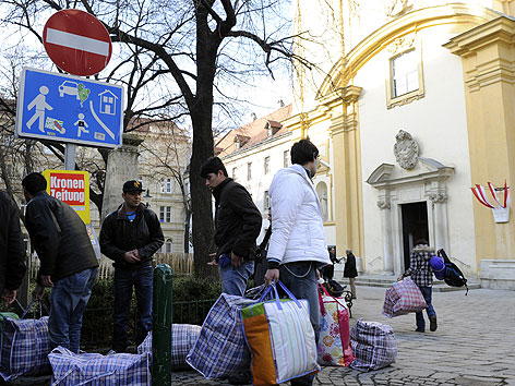 Flüchtlinge aus der Votivkirche übersiedeln in das Servitenkloster in Wien-Alsergrund