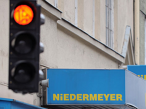 Ampel und Schild des insolventen Elektrohändlers Niedermeyer