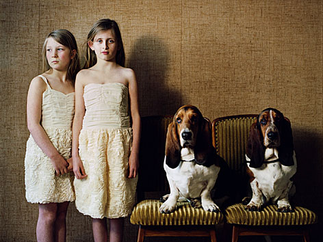 Porträt von Hellen van Meene mit zwei Mädchen und zwei Hunden