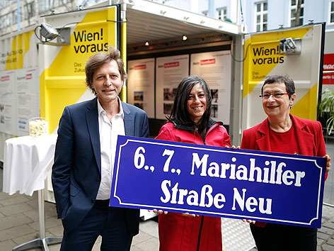 Thomas Blimlinger, Maria Vassilakou, Renate Kaufmann vor Dialogbox zur Mariahilfer Straße