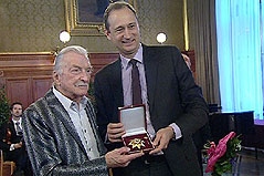 James Last erhält das Goldene Ehrenzeichen für Verdienste um das Land Wien von Kulturstadtrat Andreas Mailath-Pokorny