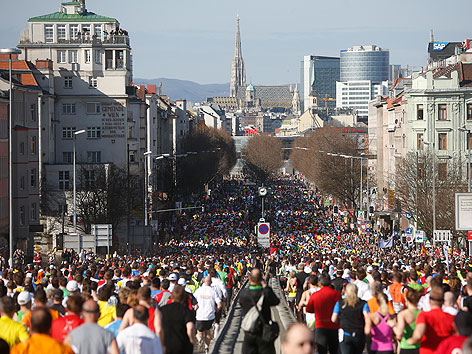 Das Teilnehmerfeld kurz nach dem Start auf der Wiener Reichsbrücke beim 30. Vienna City Marathon