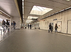 Vater in U-Bahn-Station Handelskai neben Kindern mit Messer attackiert
