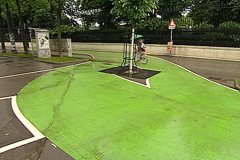 Grün gefärbter Radweg auf der Wiener Ringstraße