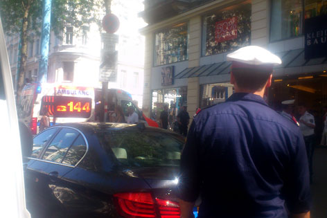 Polizist steht auf der Mariahilfer Straße