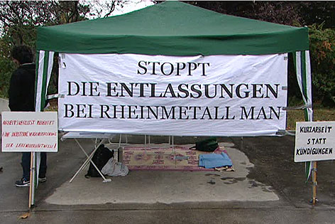 Zelt vor der Konzernzentrale MAN bei Hungerstreik von Betriebsrat gegen Kündigungen