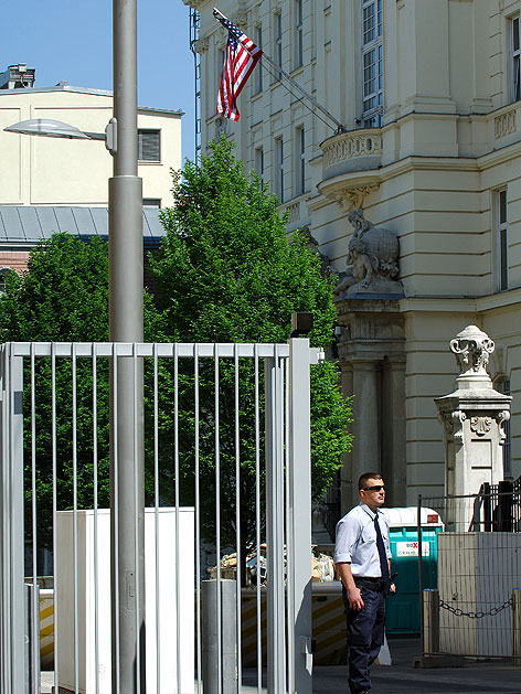 Sicherheitsbeamter vor der Botschaft der USA in Wien-Alsergrund