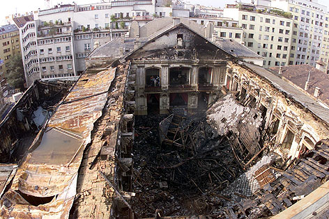 Das Archivbild vom 17. August 2001 zeigt die ausgebrannten Sofiensaele.