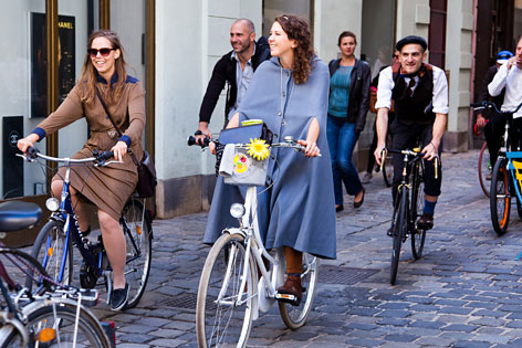 Frauen in Tweed auf dem Rad