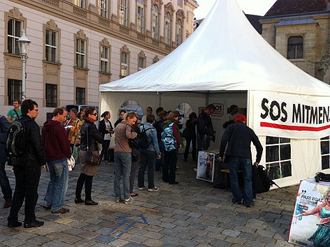Zelt von SOS Mitmensch bei "Pass Egal"-Wahl am Minoritenplatz