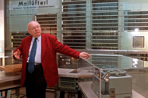 Heinz Zemanek im Technischen Museum vor seinem ersten Transistorencomputer „Mailuefterl“.