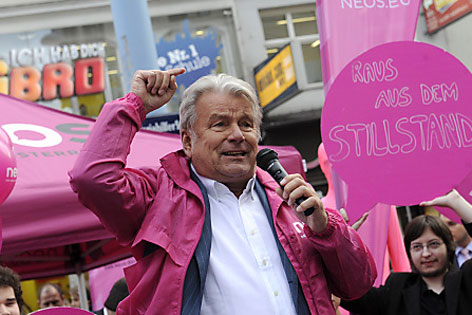 Hans-Peter Haselsteiner in rosa Jacke der NEOS
