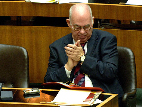 Peter Schieder bei seiner letzten Sitzung im Parlament 2006