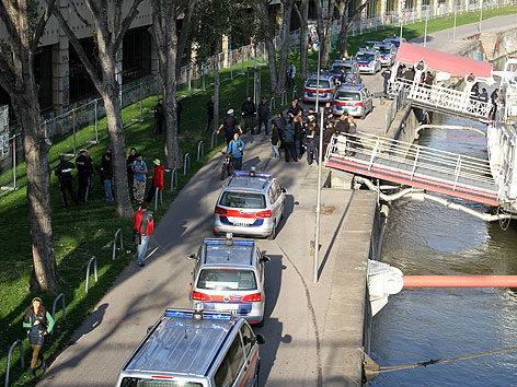Polizeiautos nach Prügelei vor Partyschiff am Donaukanal