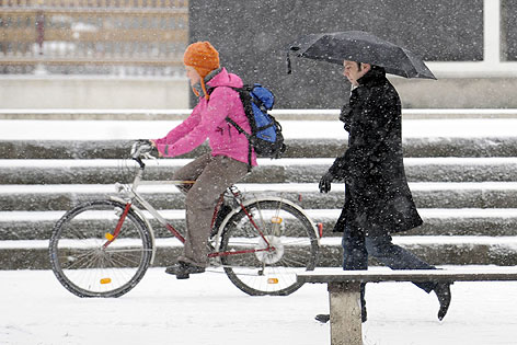 Radfahrer und Fußgänger im Schnee
